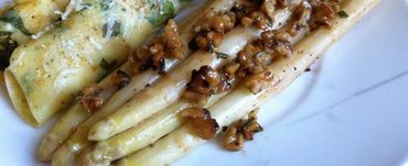 Gero kocht: Spargel mit Honig-Walnüssen an Ziegenkäse-Crêpe