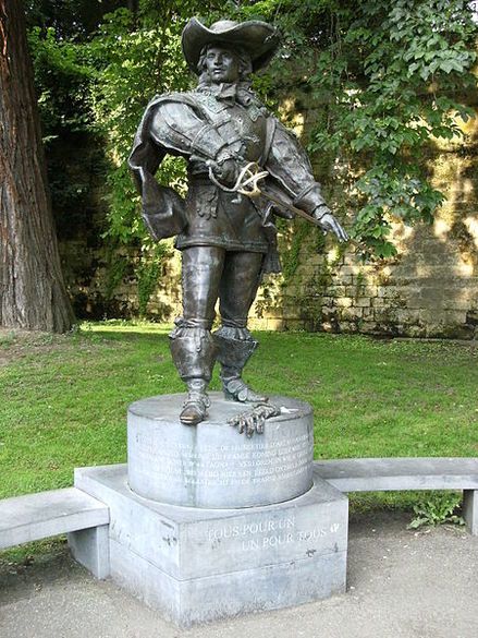 450px-Statue_of_D-2527Artagnan.JPG