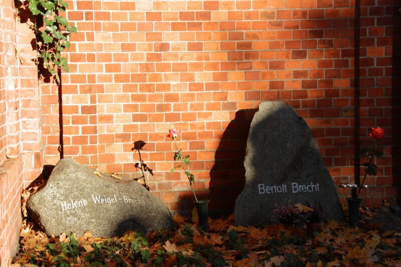 grab-bertolt-brecht-helene-weigel-berlin-dorotheenstadt-friedhof