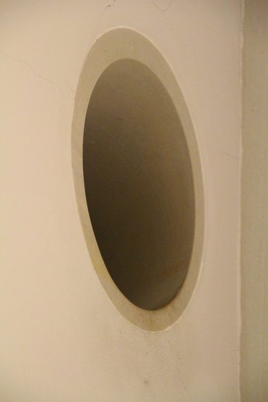 Loch in der Wand in der Kunsthalle Bremen