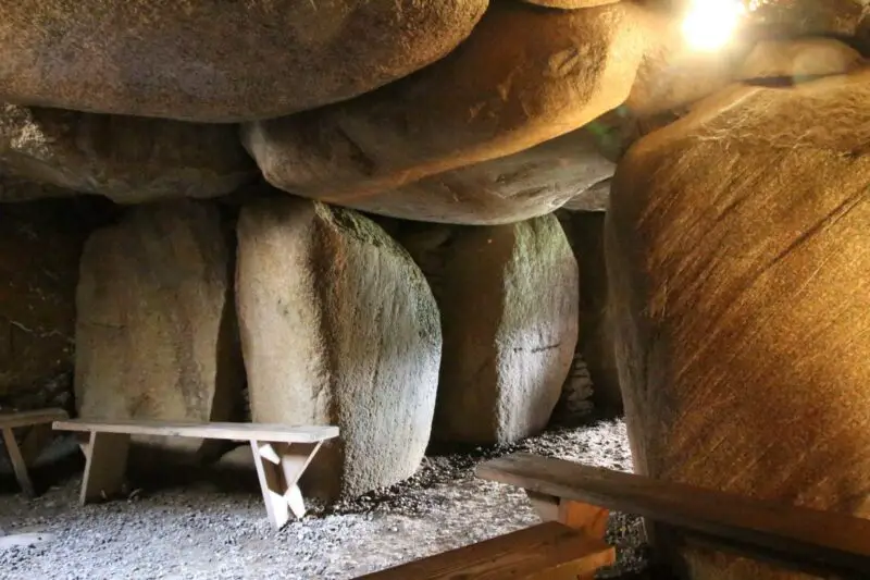 Das Innere von einem Steinkammergrab