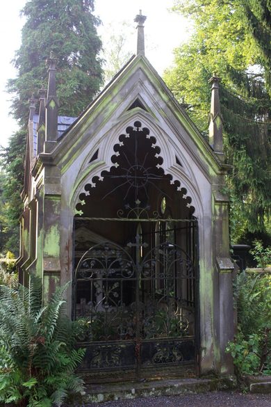 Friedhof mit Mausloeum in Norddeutschland