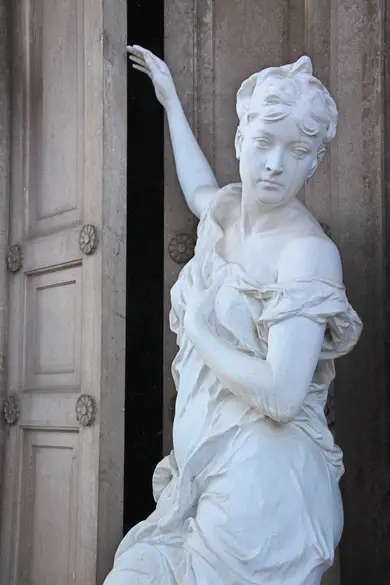 Schöne Friedhofsskulptur auf dem alten Friedhof in Wien