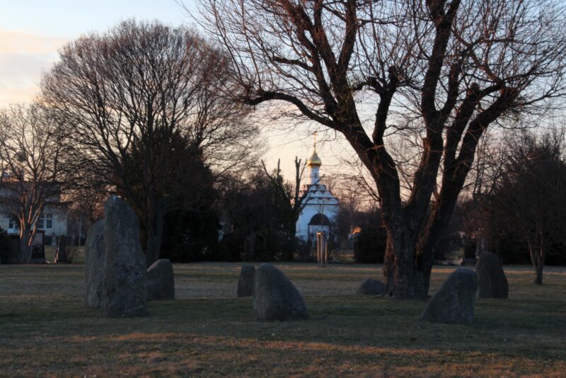 Steinkreis auf dem Friedhof, auf dem Zentralfriedhof in Wien