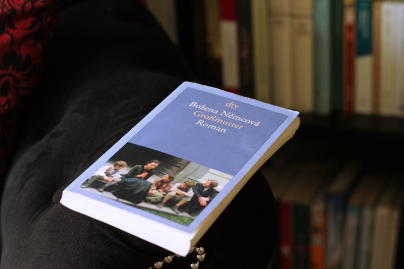 Božena Němcová, Babicka, Die Großmutter, Drei Nüsse für Aschenbrödel