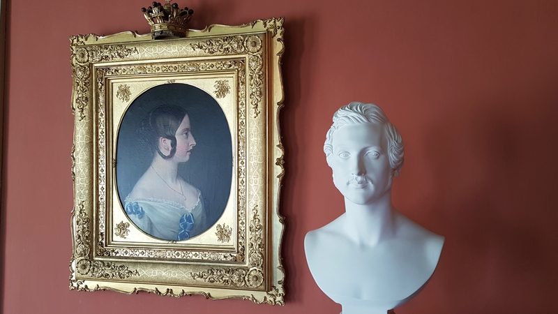 Portrait von Victoria und Büste von Albert im Schloss Rosenau