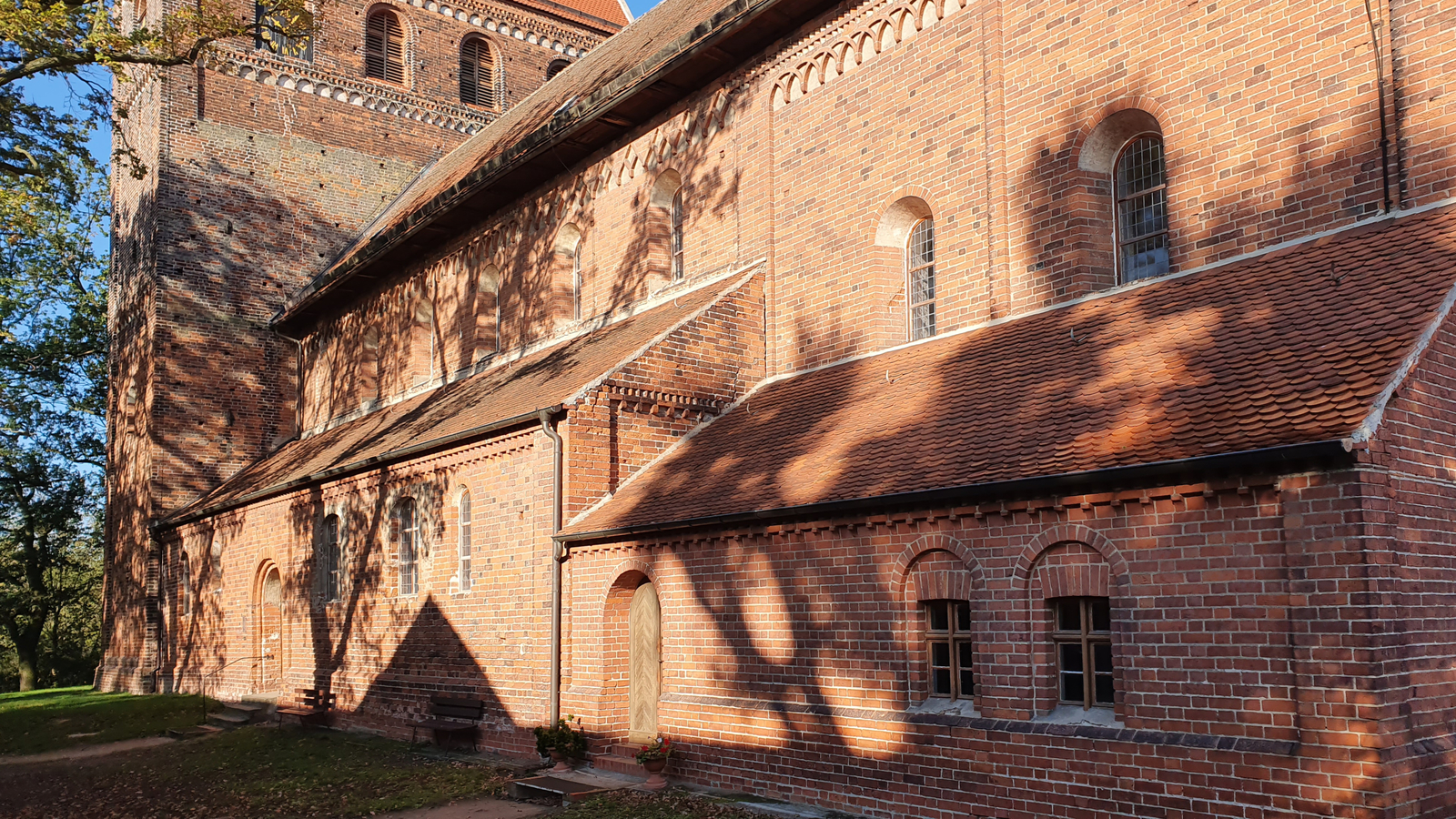 Die Kirche von Schönhausen an der Straße der Romanik ist eine unglaublich interessante Sehenswürdigkeit der Altmark. 