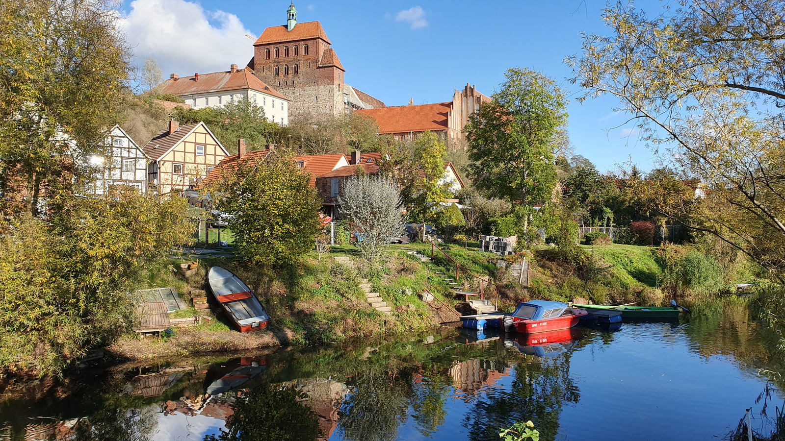 Romanischer Dom von Havelberg mit der Havel im Vordergrund, der Dom liegt auf einem kleinen Hügel.