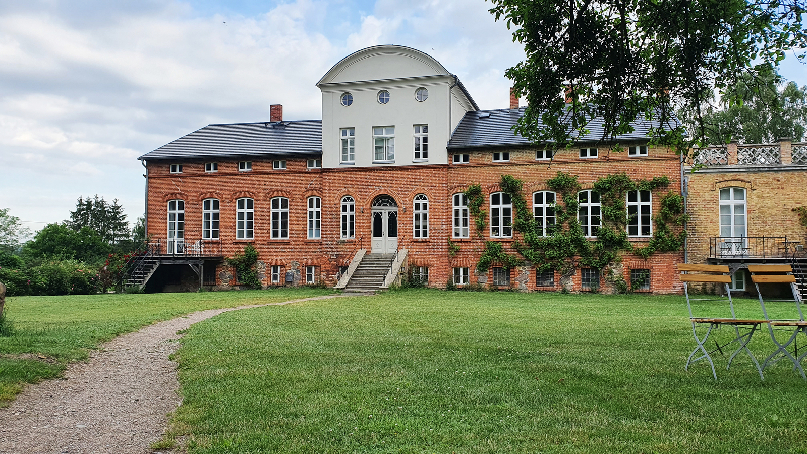 Blick auf das Gut Pohnstorf, Urlaub im Gutshaus, Ferien im Schloss in Mecklenburg-Vorpommern, Übernachten in einem Gutshaus