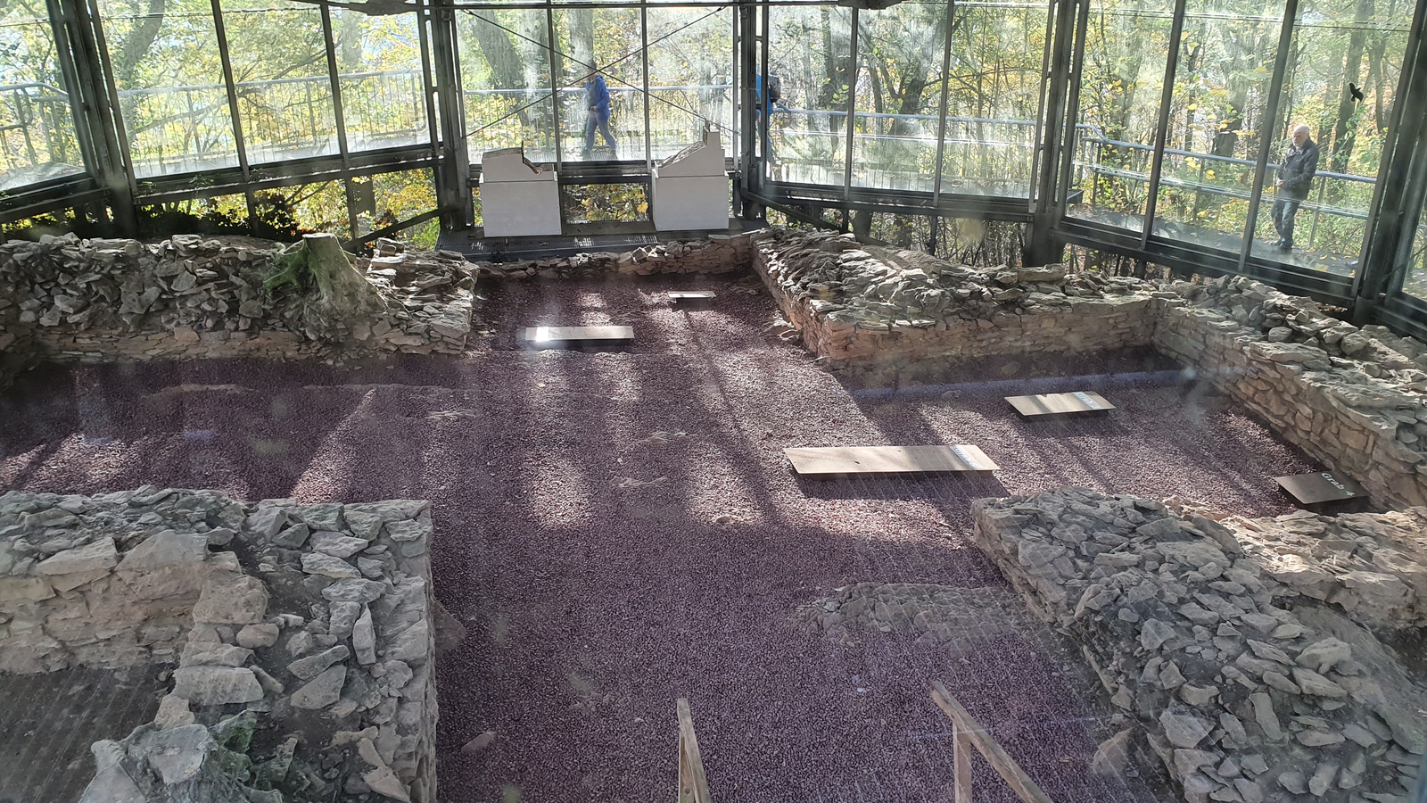 Wandern am Kaiser Wilhelm Denkmal, Kreuzkirche, Kirchenruine bei Porta Westfalica