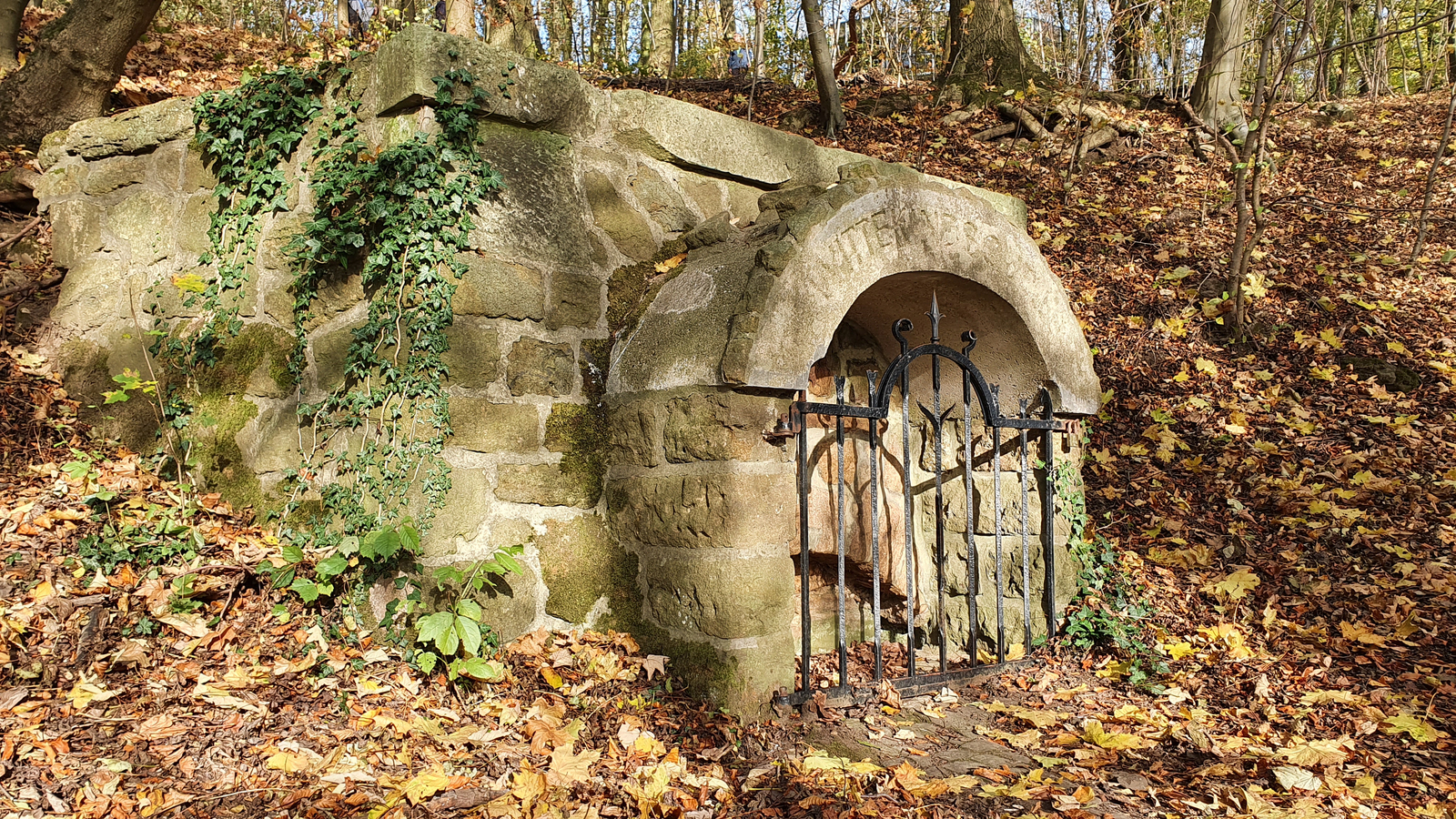 Wandern am Kaiser Wilhelm Denkmal, Wittekindsquelle