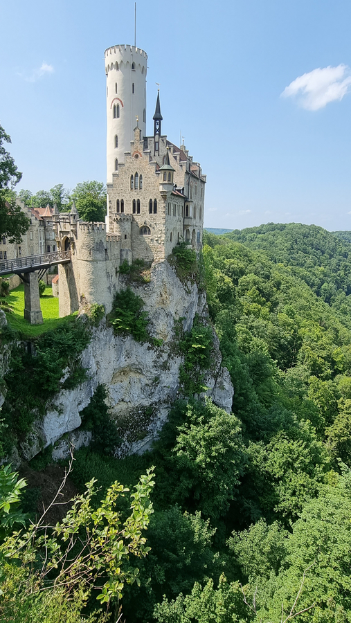 Das Märchenschloss könnte von Walt Disney stammen, daher gehört Schloss Lichtenstein zu den beliebtesten Sehenswürdigkeiten der Schwäbischen Alb. 