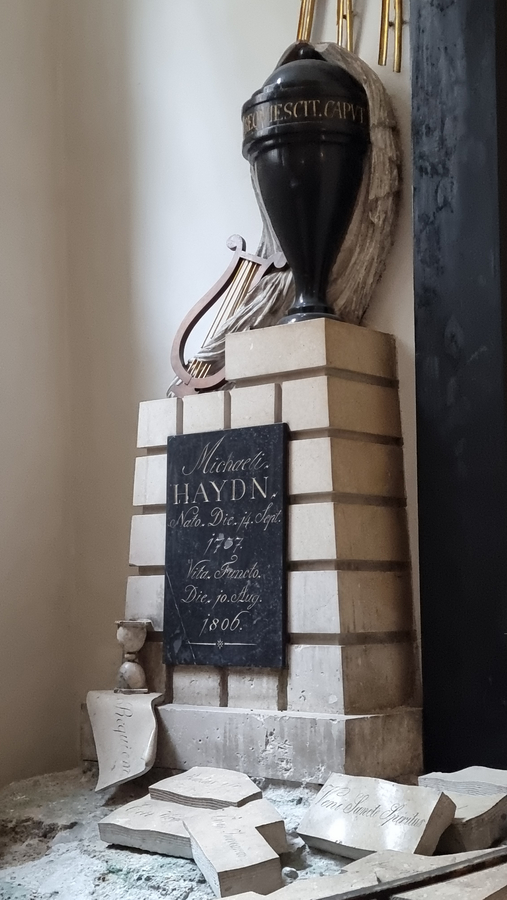 Michael Haydn ist in den Katakomben von Salzburg begraben. 