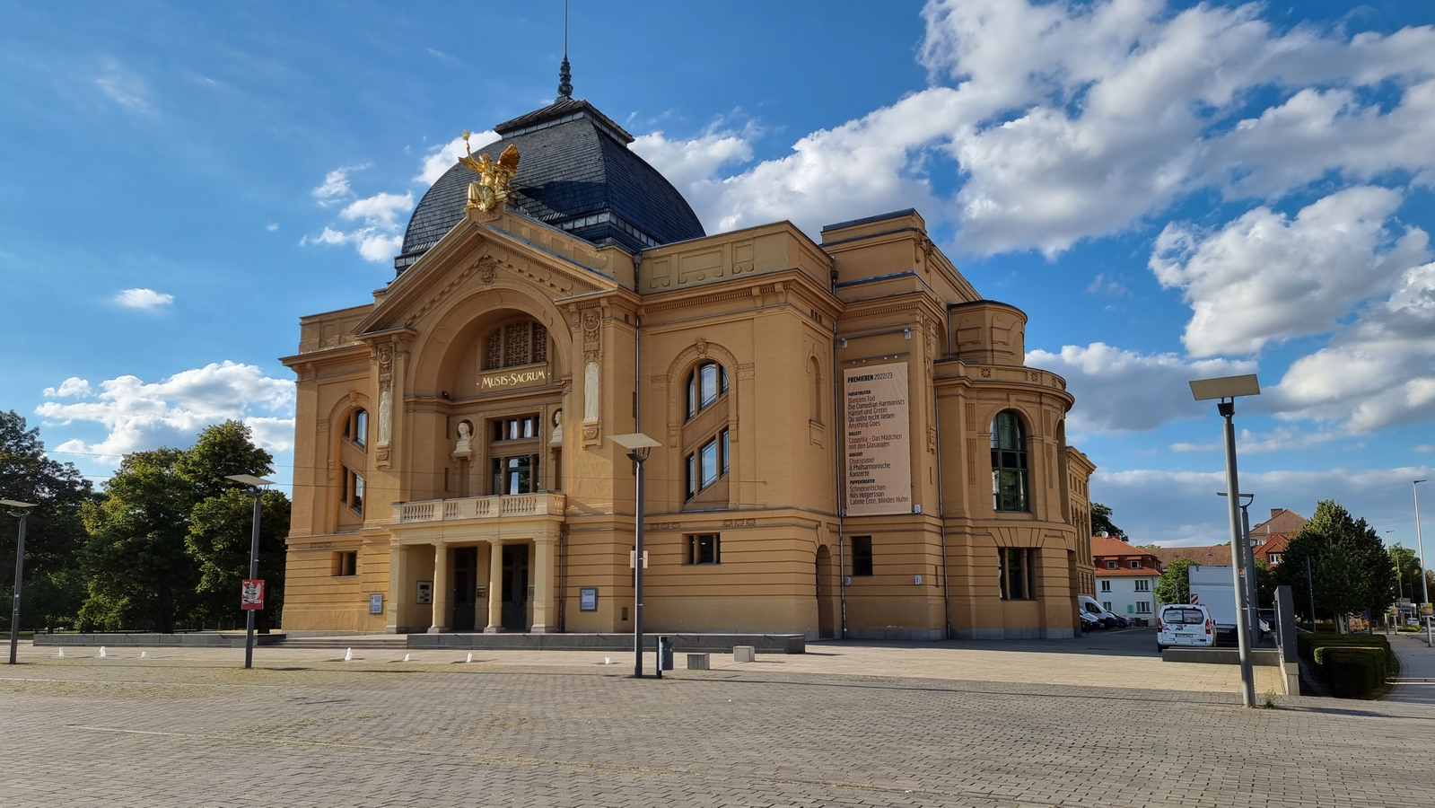 Sehenswerte Städte im Vogtland - hier das Stadttheater von Gera. 