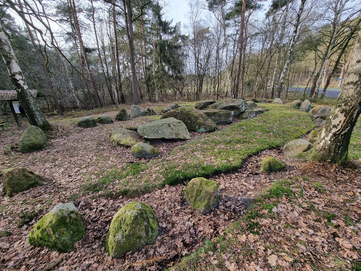 Großsteingrab bei den Düvelskuhlen im Emsland an der Straße der Megalithkultur. 