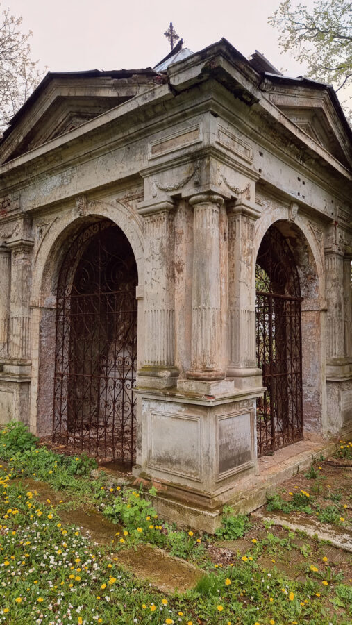 Alter Friedhof von Košice, schönster Friedhof der Slowakei, Friedhof mit verfallenen Mausoleen in der Slowakei
