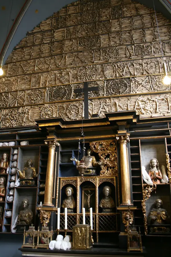 St. Ursula ist die Knochenkirche von Köln, die Kirche ist geschmückt mit Schädeln und Knochen. Es ist eins der Ossuarien in Deutschland. 