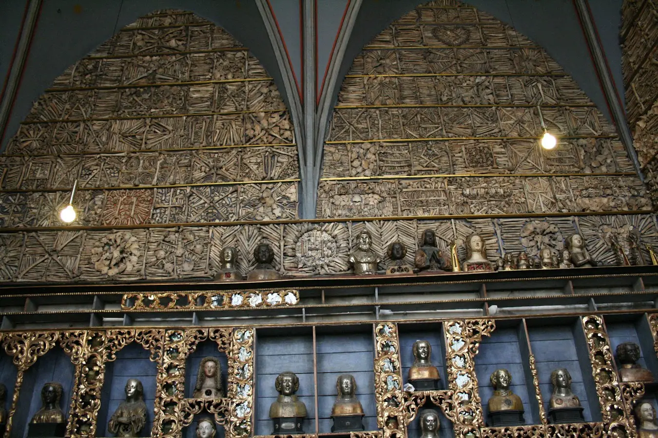 St. Ursula ist die Knochenkirche von Köln, sie ist mit Schädeln und Gebeinen geschmückt. Es ist eins der wenigen Ossuarien in Deutschland. 