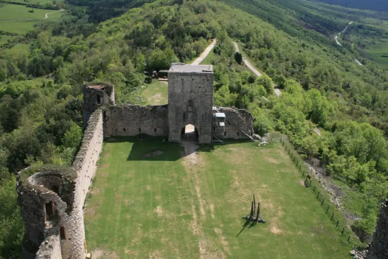 Chateau Puivert Burg Neun Pforten Polanski Katharer Frankreich 