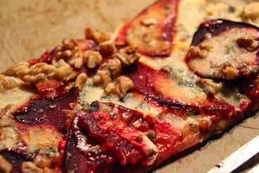 Eva kocht: Pizza mit Roter Beete, Walnüssen und Gorgonzola