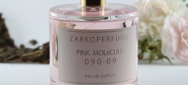 PINK MOLéCULE 090.09 von ZARKOPERFUME – ein Wechselspiel aus Früchten und Hölzern