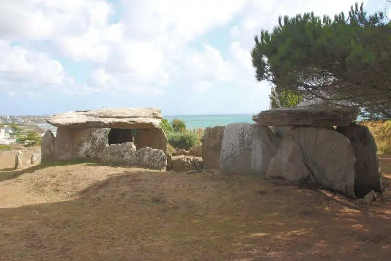 megalithische-bauwerke-bretagne-finistere-plouhinec-menez-dregan-doppel-dolmen-3