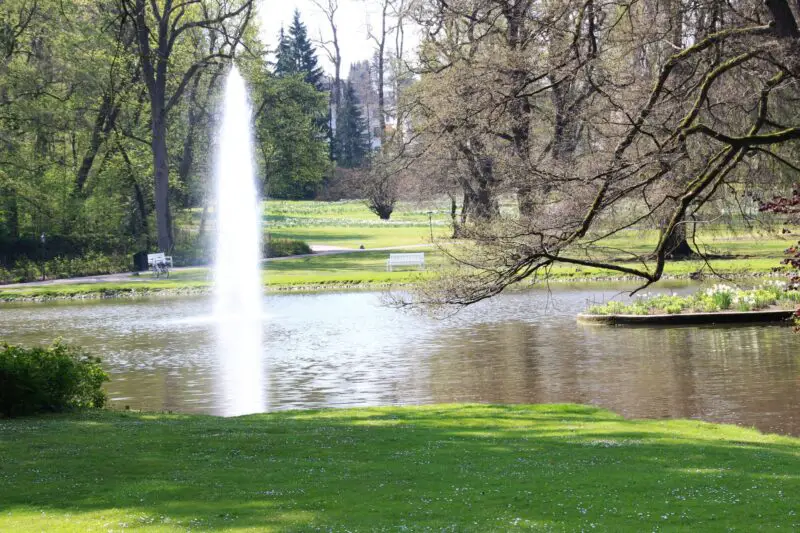 Springbrunnen mit Park, Gräflicher Park Bad Driburg, englischer Landschaftsgarten, Ostwestfalen