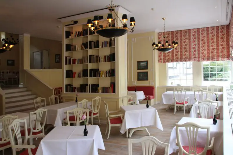 Restaurant mit Büchern, Fine Dining in Ostwestfalen, gehobene Küche bei Paderborn