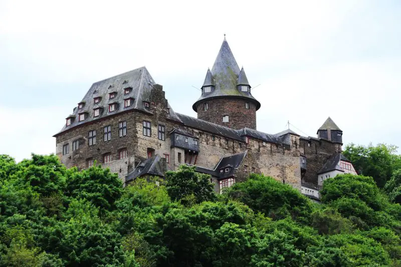 Burg, Burgruine am Rhein