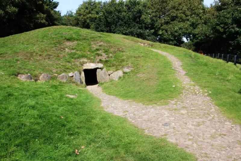 Steinkammergrab und Grabhügel betreten