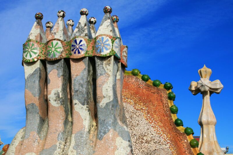 Eigenartige Schornsteine des Architekten Antoni Gaudi
