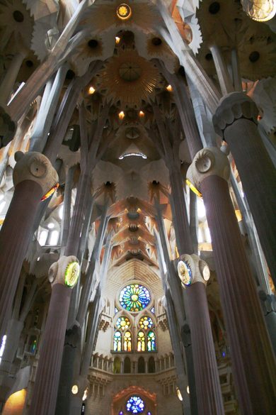 Innenraum der Sagrada Familia in Barcelona