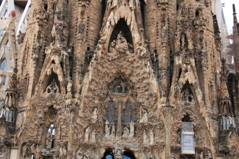 verspielte und florale Kirchenfassade von Antoni Gaudi, Sagrada Familia in Barcelona