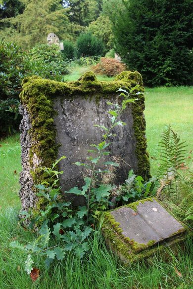 verfallener Friedhof im Teutoburger Wald
