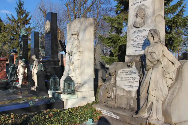 Prunkvolle Gräber, alter Friedhof in Wien