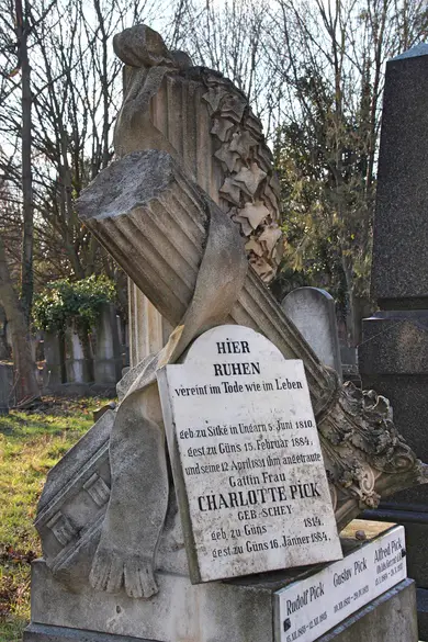 Alte Grabskulptur auf dem Zentralfriedhof in Wien
