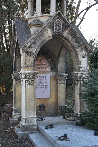 Altes Mausoleum auf dem Friedhof in Wien