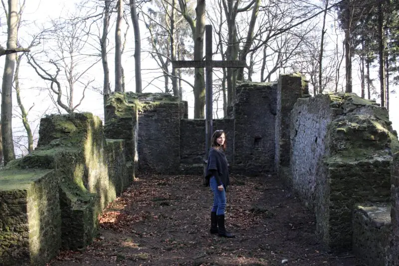 Hünenkapelle, Ruine im Teutoburger Wald, Kirchenruine in Ostwestfalen