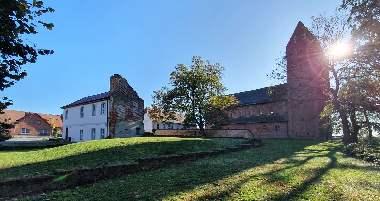 Das Dorf Schönhausen in der Altmark - Überrest des Schlosses der Familie Bismarck und Bismarcks Taufkirche