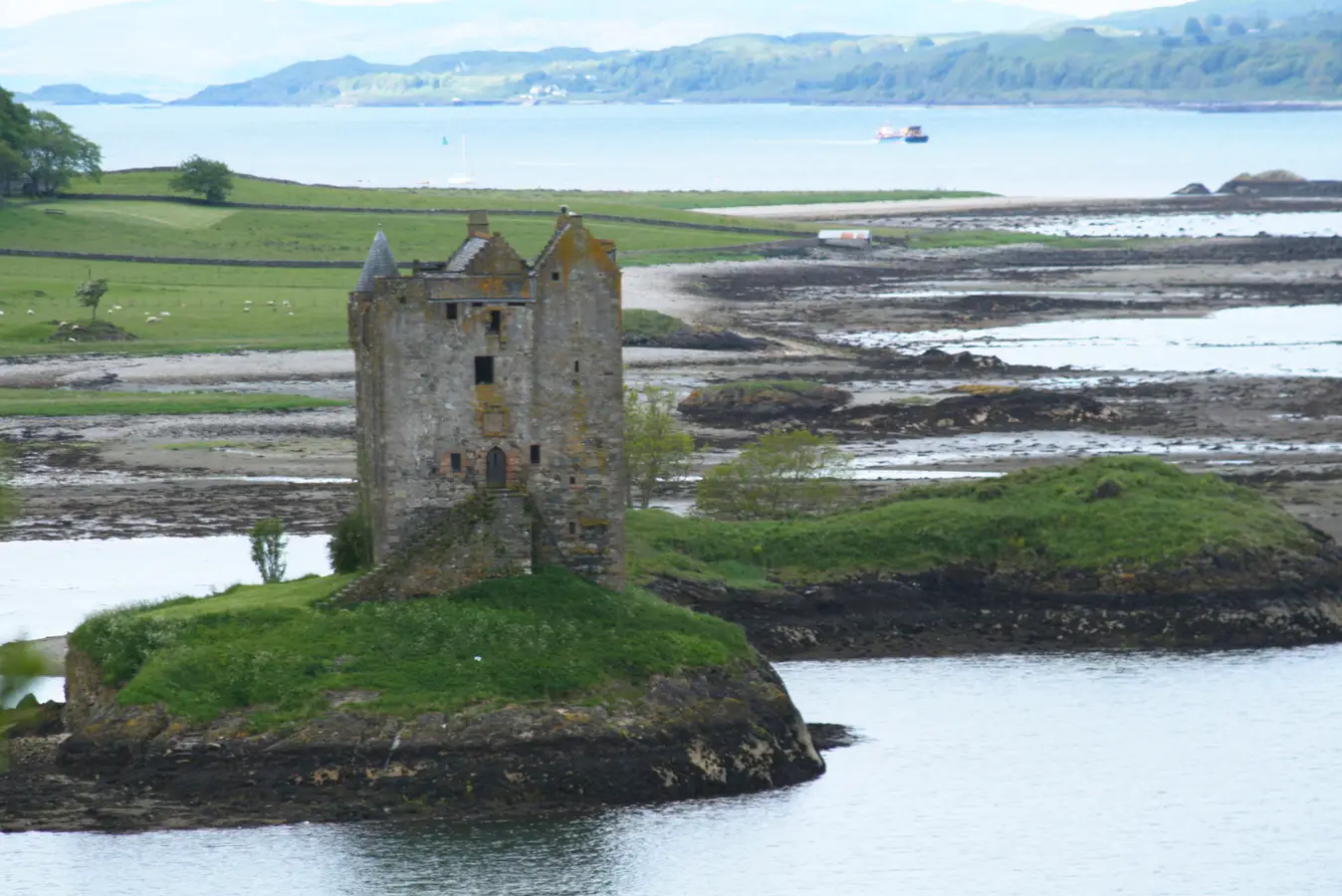 Burg aus Monty Python, Burg aus Ritter der Kokosnuss, schottische Geisterburg