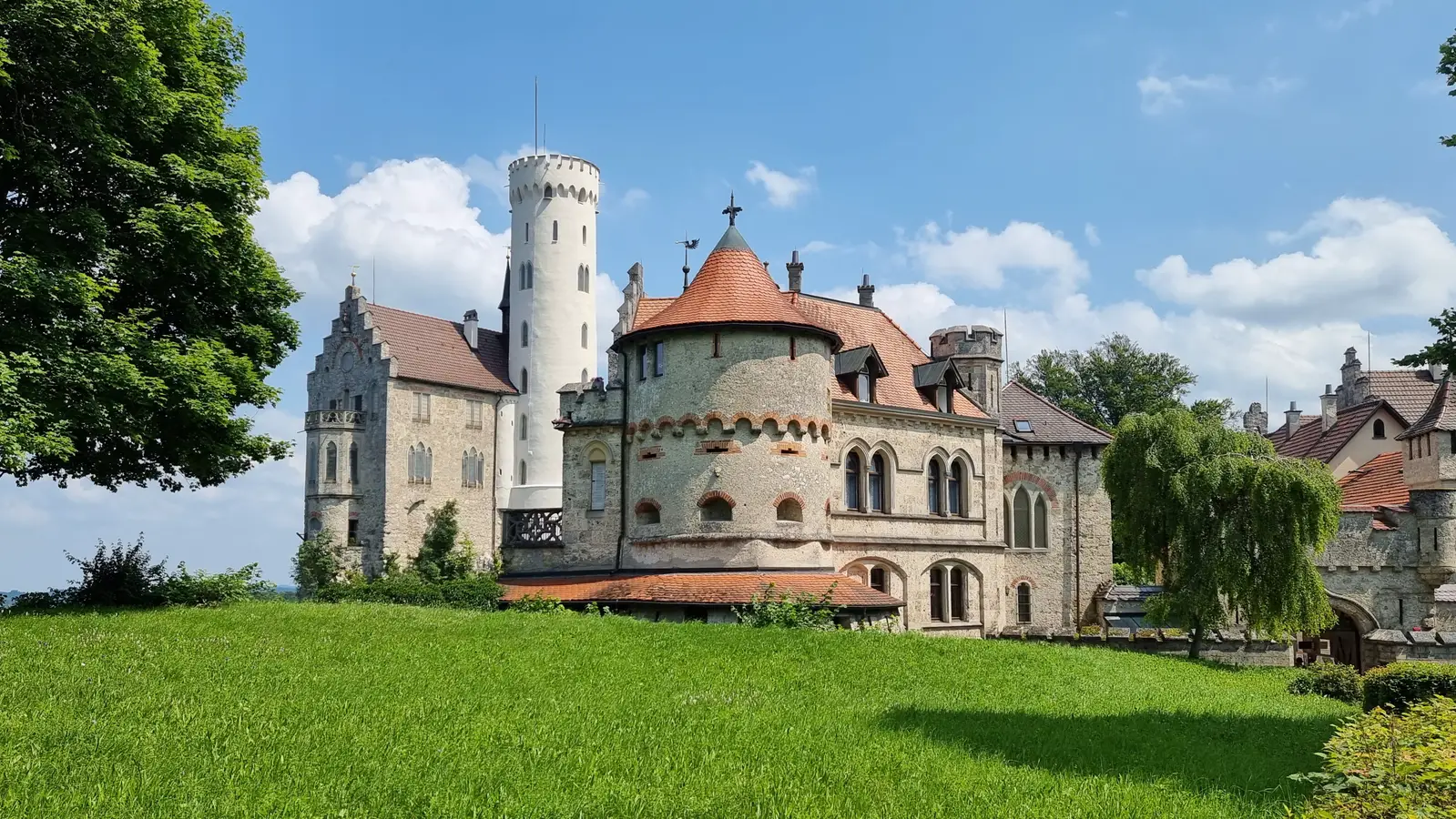 Das Schloss Lichtenstein wurde nach einer Vorlage aus dem Roman "Lichtenstein" von Wilhelm Hauff erbaut. 