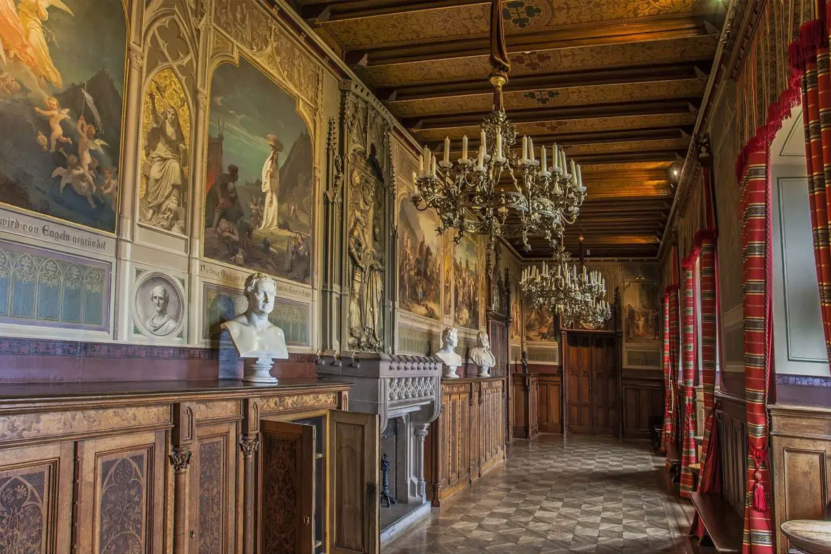 Das Schloss Hohenzollern sollte man unbedingt auch von Innen entdecken, denn die Innenräume vom Schloss Hohenzollern sind prunkvoll. 
