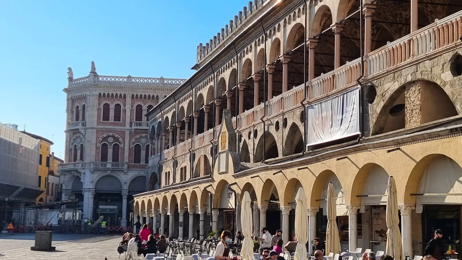 Palazzo della Ragione liegt auf dem Marktplatz von Padua. Das Palazzo zählt zu den wichtigsten Sehenswürdigkeiten von Padua. 
