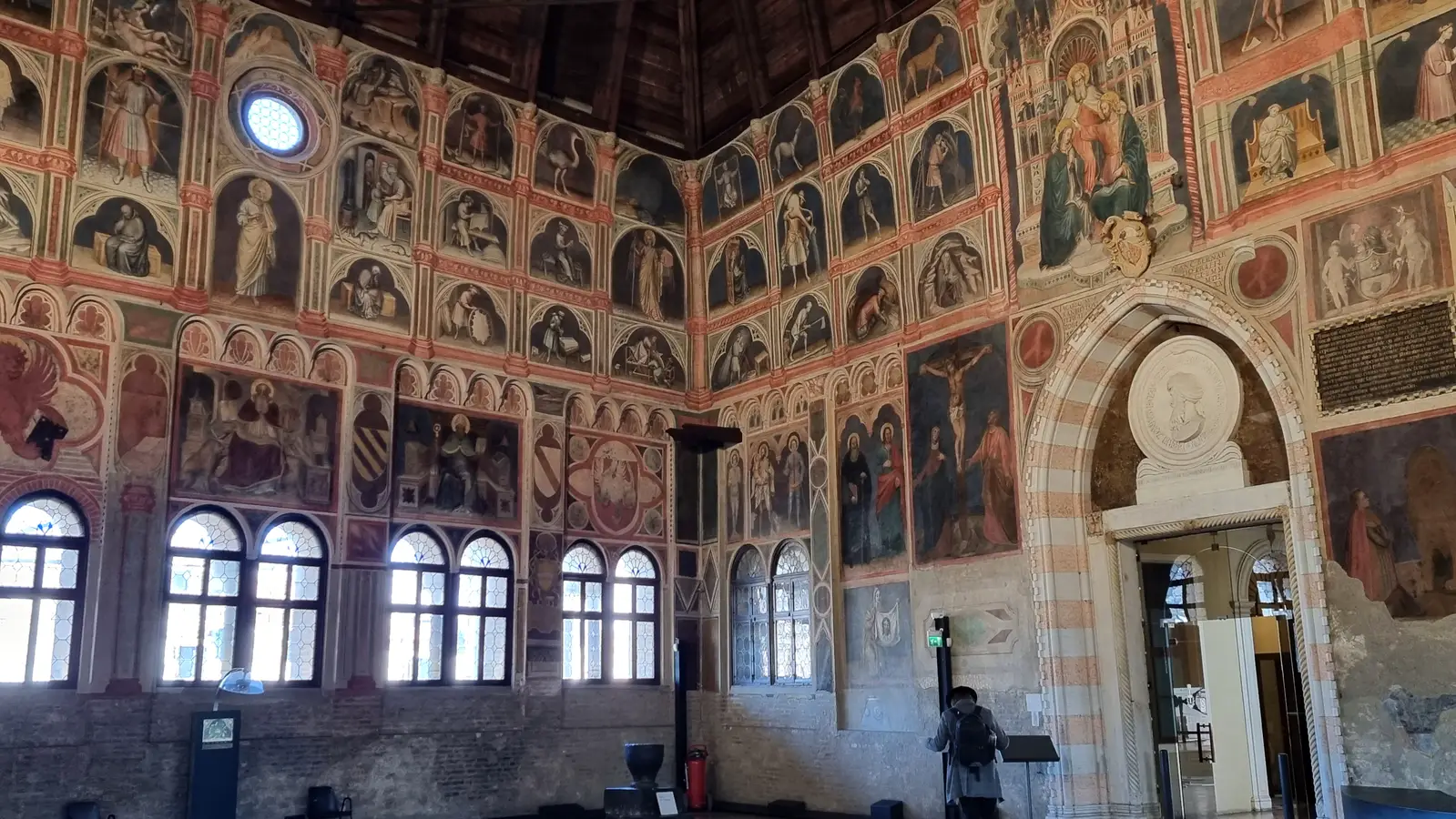 Palazzo della Ragione innen ist vollständig mit Fresken geschmückt. Der Palast della Ragione ist eine der wichtigsten Sehenswürdigkeiten von Padua. 