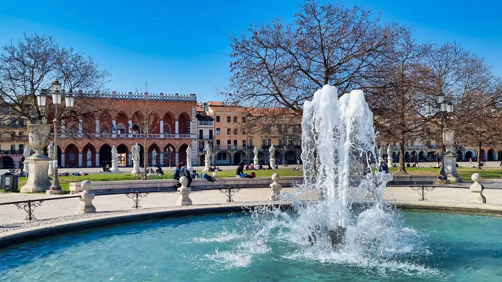 Prato della Valle ist einer der beliebtesten Orte in Padua und der drittgrößte Platz in Europa. 