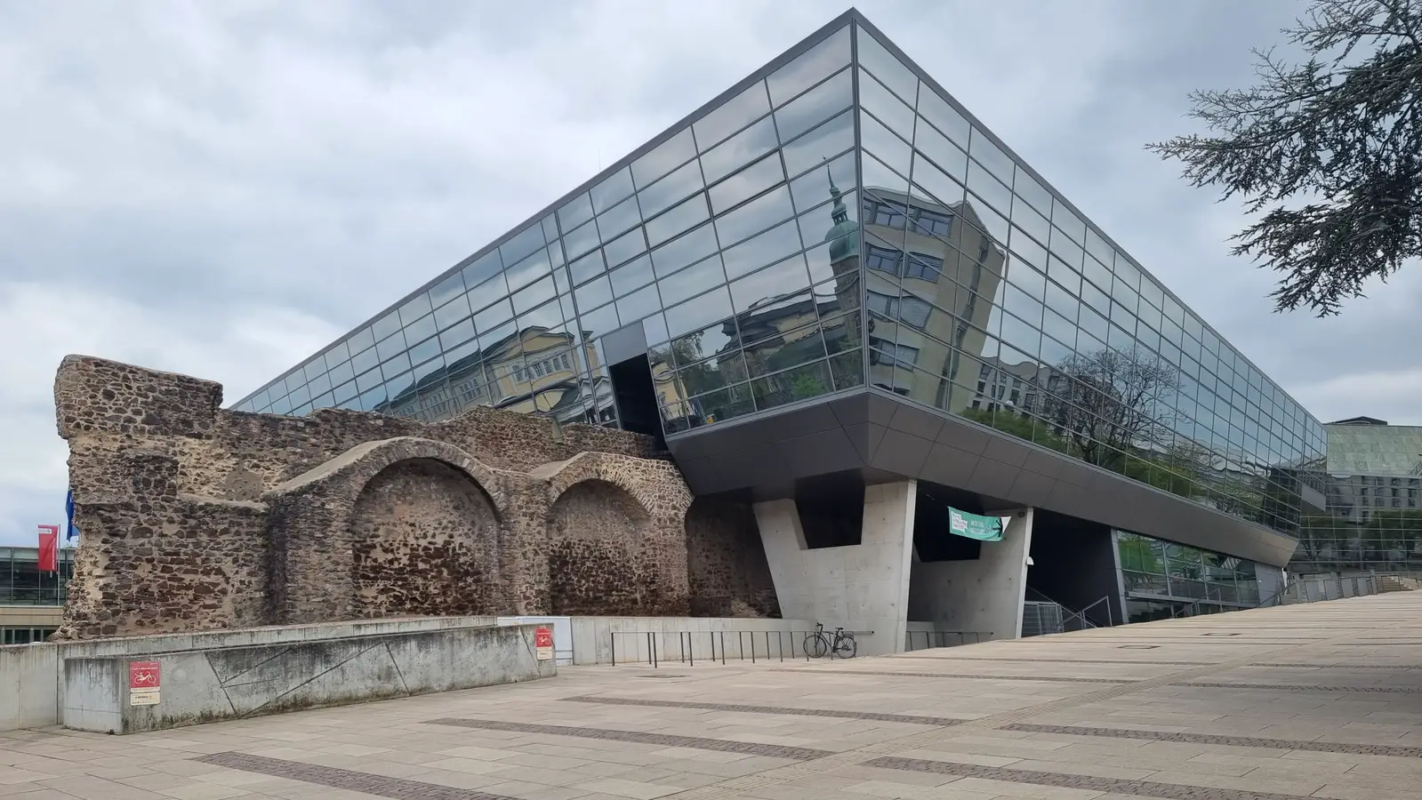 Die Überreste der alten Stadtmauer sind sehr gelungen in moderne Architektur integriert. Hier zeige ich Euch die besten Tipps für Darmstadt. 