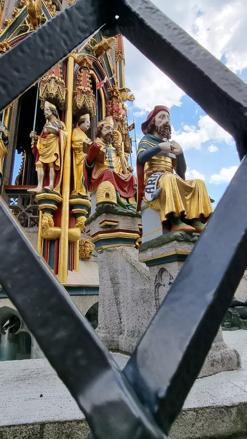 Die Figuren des Schönen Brunnens zeigen die Hierarchien in Nürnberg. 