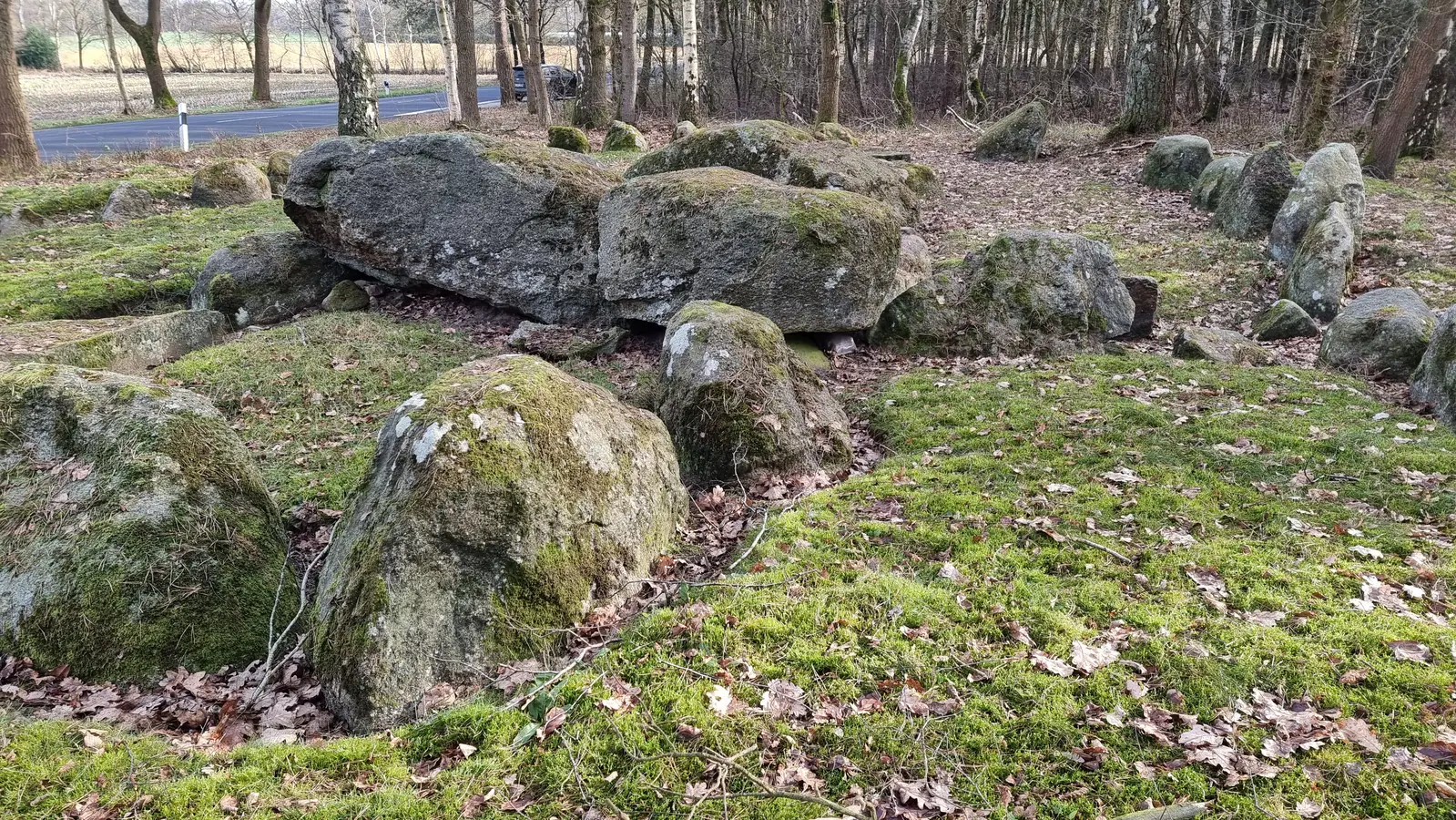 Großsteingrab bei den Düvelskuhlen im Emsland an der Straße der Megalithkultur. 