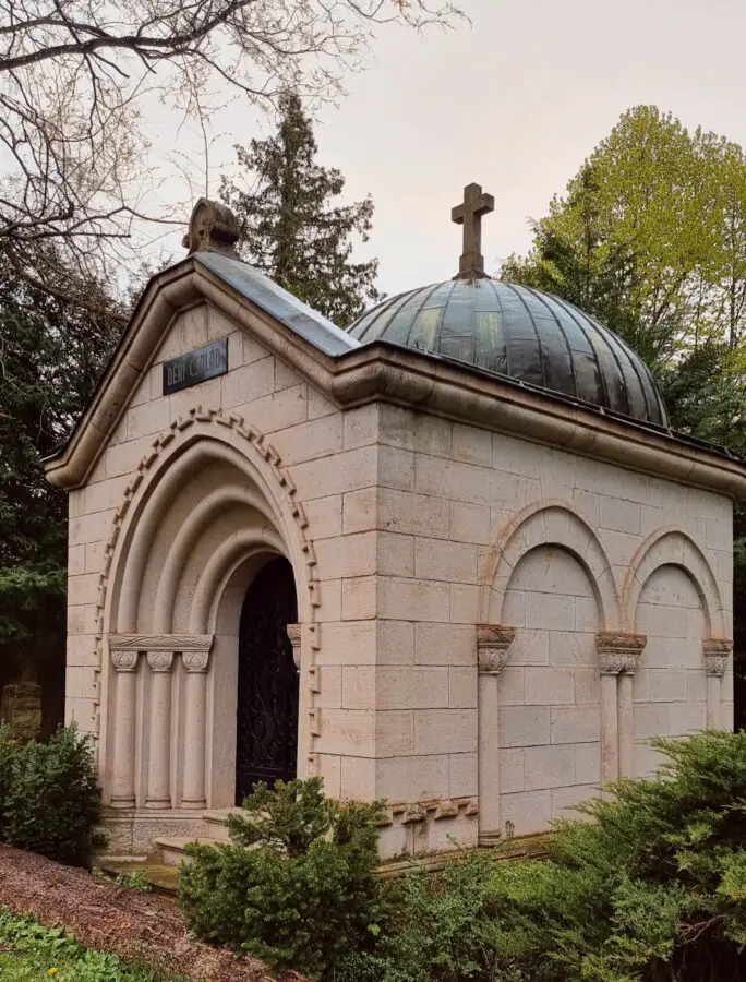Alter Friedhof von Košice, schönster Friedhof der Slowakei, Friedhof mit verfallenen Mausoleen in der Slowakei