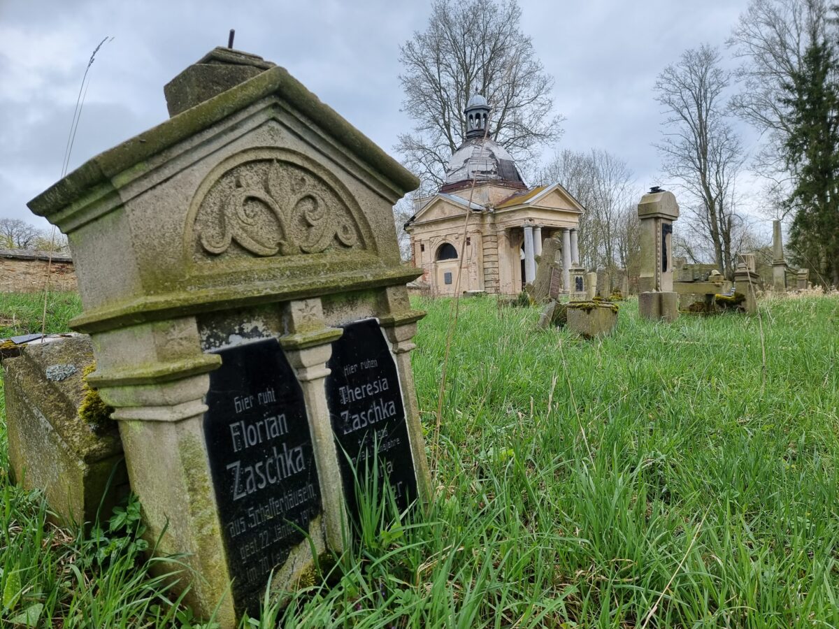 Verfallener Friedhof bei Karlsbad, verfallener Friedhof in Böhmen, Sehenswürdigkeiten bei Karlsbad